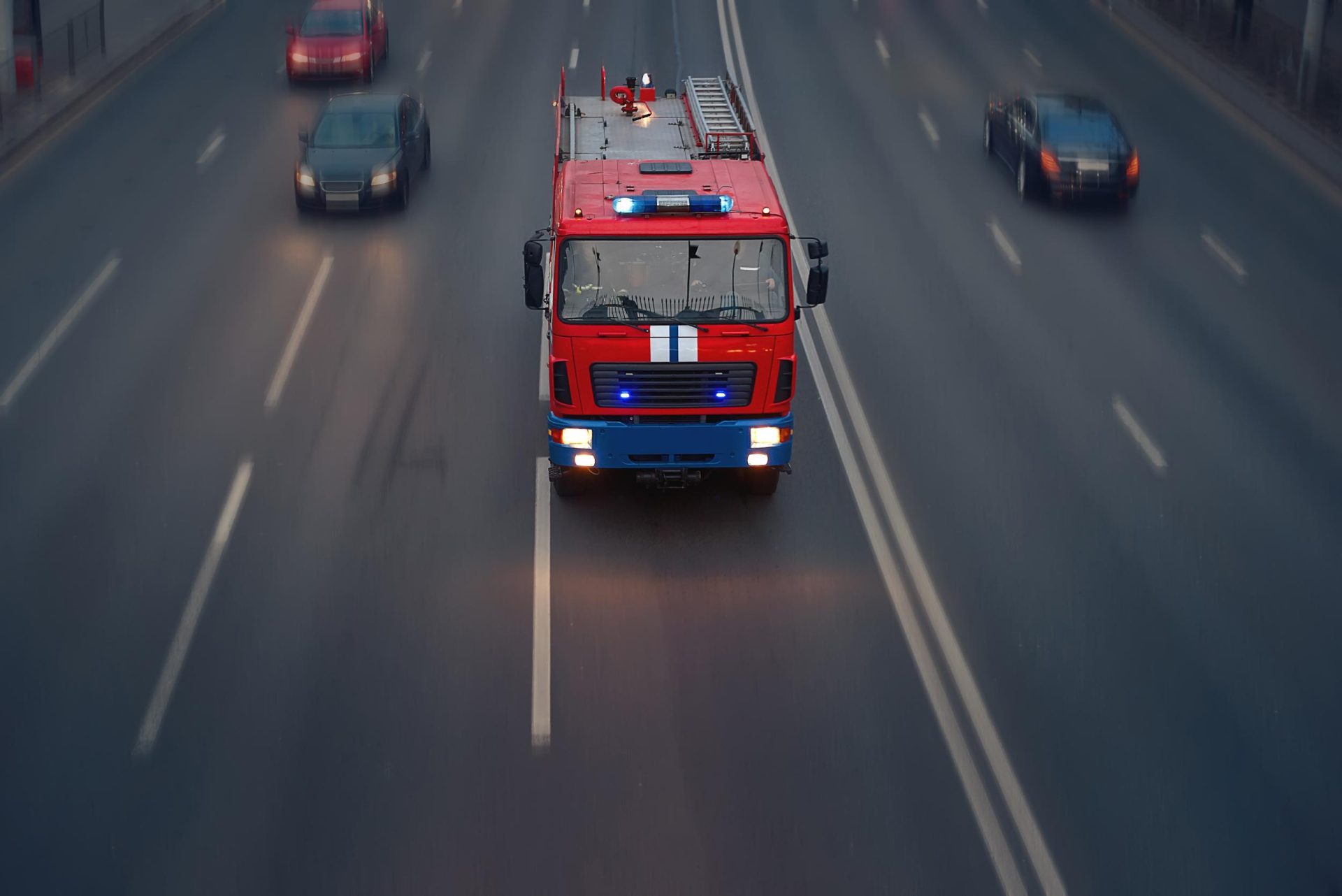 Camión de bomberos circulando por una carretera